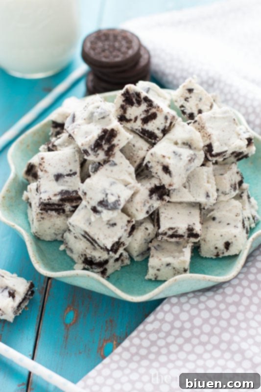 Delicious White Chocolate Fudge with Crushed Oreo Pieces