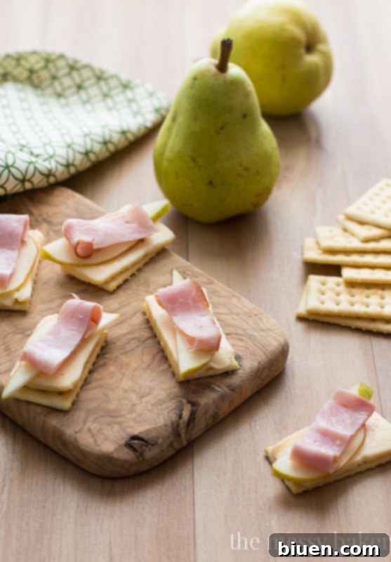 Smoked Ham, Havarti and Pear Crackers 2 Creamy Havarti, sweet pear, and savory smoked ham on buttery crackers – the ultimate easy fall appetizer for entertaining | www.themessybakerblog.com