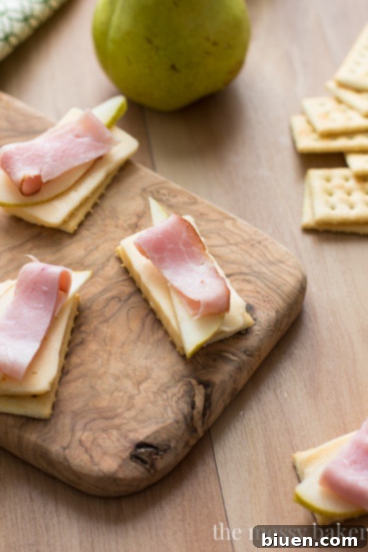 Smoked Ham, Havarti and Pear Crackers 6 Havarti, Pear, & Smoked Ham on Crackers – quick and easy recipe for delicious fall appetizers | www.themessybakerblog.com