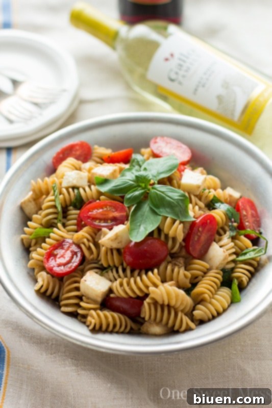 Caprese Pasta Salad {Vegetarian} 