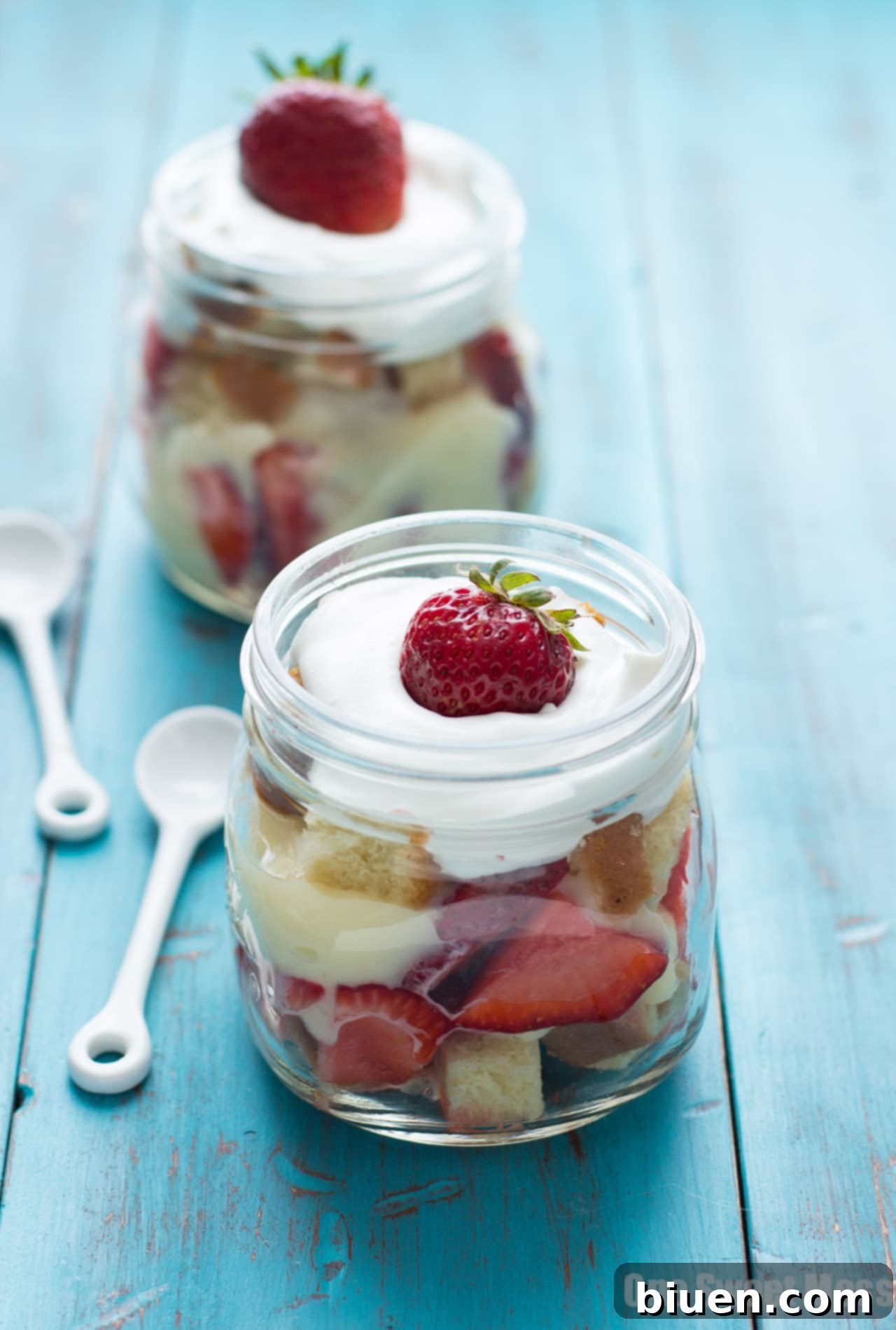 Finished No-Bake Strawberry Shortcake Trifle ready to eat